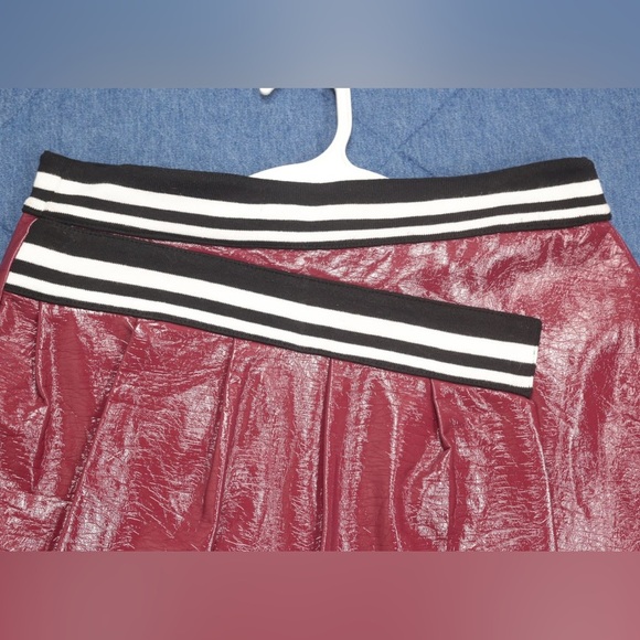 BCBGeneration Patent Faux Leather Pleated Mini Varsity Maroon Skirt Sz 6 K-Pop - Picture 4 of 10